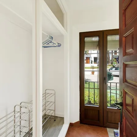 Dom wakacyjny Charming Two Bedroom House