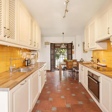 Dom wakacyjny Charming Two Bedroom House *